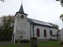 Sch�nberg, Pfarrkirche St. Vitus, romanische Westturm, Kirchenschiff erbaut von 1820 bis 1821 (09.10.2025)