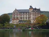 Bernkastel-Kues, Hotel Drei K�nige, viergeschossiger neugotischer Fachwerkbau, erbaut von 1901 bis 1902 (10.10.2025)