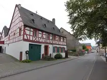 Brauneberg, Fachwerkhaus von 1721 in der Moselweinstra�e (09.10.2025)