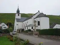 Kl�sserath, Pfarrkirche Maria Rosenkranzk�nigin, Turm und Ostchor erbaut 1304, Kirchenschiff von 1787, s�dlicher Anbau 1934 (10.10.2025)