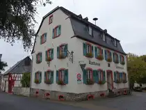 Veldenz, Rathaus an der Hauptstra�e, stattlicher Mansarddachbau von 1735 (10.10.2025)