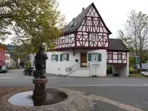 Wintrich, Brunnen und Fachwerkhaus von 1719 an der Moselweinstra�e (10.10.2025)