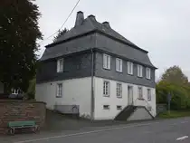 Irmenach, Pfarrhaus in der Kirchstra�e, teilweise verschiefertes Hunr�ckhaus, erbaut von 1784 bis 1786 (11.10.2025)