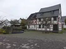 L�tzbeuren, Brunnen und Fachwerkhaus in der Oberstra�e (11.10.2025)