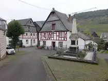 Reil, Fachwerkh�user und Denkmal am Kirchplatz (11.10.2025)