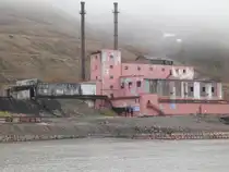 Industrieanlage in Barensburg am 05.07.2013. Barensburg ist eine russische Bergarbeitersiedlung am Isfjord auf der norwegischen Insel Spitzbergen. Barentsburg wurde 1932 gegr�ndet und ist nach Longyearbyen der zweitgr��te Ort auf der Insel.