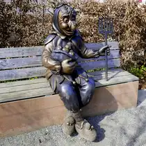 Forchheim, der Bronzegu� der Fasnetsfigur Schell-Mi sitzt auf dem Kirchplatz, M�rz 2026