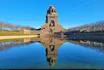 V�lkerschlachtdenkmal mal zwei: Das 1913 eingeweihte Monument spiegelt sich im  See der Tr�nen , der das Leid w�hrend der Schlacht symbolisiert.

🕓 4.3.2025 | 16:12 Uhr