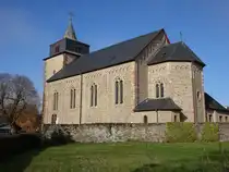 Laufeld, Pfarrkirche St. Willibrord, Westturm 15. Jahrhundert, neuromanischer Saalbau erbaut von1858 bis 1862 (08.11.2025)