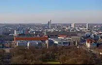 Leipzig von oben (1/6):
Vom V�lkerschlachtdenkmal erblickt der Besucher die hohen Geb�ude der City, insbesondere das im Foto zentrierte 143 Meter hohe City-Hochhaus. Im Vordergrund befindet sich das Gel�nde der Alten Messe.

🕓 4.3.2025 | 15:58 Uhr