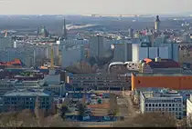 Leipzig von oben (3/6):
Seit der DDR-Zeit f�llen viele Hochh�user die Baul�cken aus dem Zweiten Weltkrieg. Auch neuere Bauten wie die  Red Bull Arena  sind dabei. Ebenso gibt es noch etliche �ltere Bauwerke wie die Peterskirche, das Neue Rathaus und die Deutsche Nationalbibliothek.
Im Hintergrund liegt Schkeuditz: Dort hat sich mit DHL als gr��tem Unternehmen in der Region viel Logistik angesiedelt.
Gesehen vom V�lkerschlachtdenkmal.

🕓 4.3.2025 | 15:50 Uhr