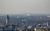 Leipzig von oben (4/6):
Hinter der Spitze des Neuen Rathauses liegen der Flughafen Leipzig/Halle und sogar der 45 Kilometer Luftlinie entfernte Petersberg bei Halle (Saale) in Sichtweite.
Die Plattform auf dem V�lkerschlachtdenkmal macht diese m�glich.

🕓 4.3.2025 | 15:54 Uhr