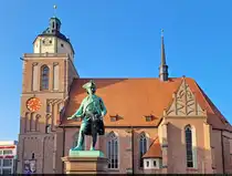F�rst Leopold I. von Anhalt-Dessau bewacht den Dessauer Schlossplatz, auf dem auch die in den 1990er-Jahren wiederaufgebaute Marienkirche steht.

🕓 8.3.2025 | 16:13 Uhr