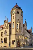 Ehemaliges Hauptpostamt Dessau, errichtet um 1900. Nach dem Zweiten Weltkrieg wurde der Turm Anfang der 1950er-Jahre in vereinfachter Form wiederaufgebaut.

🕓 8.3.2025 | 16:31 Uhr