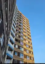 Plattenbauromantik: Dessau steht nicht nur f�r Bauhaus, sondern auch f�r typische DDR-Architektur. Wobei... so typisch sind die sogenannten  Y-Hochh�user  wie dieses nicht gewesen. Es gibt recht wenige von ihnen. Von dem Dessauer Bautypen stehen drei St�ck am Stadtpark – jeweils 14 Etagen hoch.

🕓 8.3.2025 | 17:06 Uhr