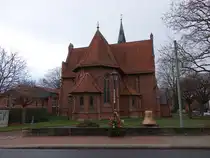 Lauenau, evangelische St. Lukas Kirche, erbaut von 1877 bis 1878 nach Pl�nen des Kirchen-Baumeisters Conrad Wilhelm Hase (06.12.2025)