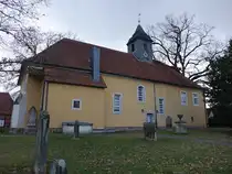 Lenthe, evangelische Kirche zu den 10.000 Rittern, erbaut ab 1394, erweitert 1690, Umbau 1737 durch den Architekten Johann Paul Heumann (06.12.2025)