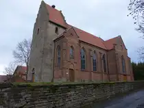 Nettelrede, evangelische St. Dionysius Kirche, mittelalterlicher Kirchturm, Kirchenschiff erbaut von 1862 bis 1864 durch Conrad Wilhelm Hase (06.12.2025)
