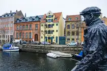 Christianshavns Kanal liegt im Stadtteil Christianshavn in Kopenhagen und ist ein zentraler Bestandteil des historischen Hafenviertels. Der Kanal wurde im 17. Jahrhundert unter K�nig Christian IV. angelegt und diente urspr�nglich als wichtiger Verkehrs- und Handelsweg. Heute ist er von bunten H�usern, Hausbooten und gem�tlichen Caf�s ges�umt. Aufnahme: 24. M�rz 2024.