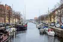 Christianshavns Kanal pr�gt das charmante Viertel Christianshavn in Kopenhagen mit seinem maritimen Flair. Entlang des Wassers liegen historische Lagerh�user neben modernen Wohnungen und liebevoll restaurierten Hausbooten. Kleine Br�cken verbinden die Ufer und schaffen eine ruhige, fast d�rfliche Atmosph�re mitten in der Stadt. Aufnahme: 24. M�rz 2026.