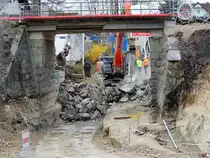 Abriss einer alten Eisenbahnbr�cke aus dem 19.Jahrhundert, entlang der  B143 bzw. wo direkt die Innkreisbahn und Hausruckbahn kurz vor dem Bhf. Ried aufeinandertreffen; 260331