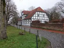 B�nde, historisches Pfarrhaus in der Wehmstra�e, erbaut 1822 (08.12.2025)