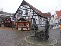 B�nde, Steinmeister und Wellensiekdenkmal am Rathausplatz, dahinter der Rahningscher Hof (08.12.2025)