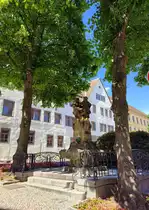 Altenburger Skatbrunnen. Wer seine Karten unter dem Wasser des Brunnens tauft, hat immer Gl�ck im Spiel. Die Altenburger Kartentaufe ist ein Muss f�r jeden Kartenspieler und in Begleitung eines Wenzels und echt Altenburger Spielkarten ein grosser Spa�. Foto 07.08.22 
