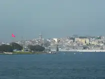 Die Einfahrt zum Goldenen Horn in Istanbul am 16.10.2014. Zu sehen ist der von 1349 stammende Galataturm an der h�chsten Stelle des Istanbuler Stadtteils Galata.