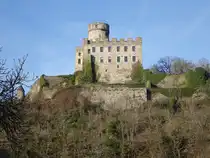 Roes, Burg Pyrmont, mittelalterliche Wehranlage, die auf einem Schieferfelsen �ber dem Wasserfall des Elzbachs, erbaut ab 1225 (27.12.2025)