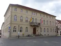 Luckenwalde, Rathaus am Markt, dreigeschossiger klassizistischer Putzbau, erbaut von 1843 bis 1844 (10.03.2026)