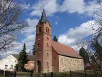 Rietz, evangelische Kirche, Feldsteinkirche aus dem 13. Jahrhundert, neuromanischer Kirchturm von 1858 (10.03.2026)