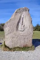 Gedenkstein f�r Jimi Hendrix bei Fl�gge auf der Insel Fehmarn. Das Love-and-Peace-Festival war ein Musikfestival mit insgesamt etwa 25.000 Besuchern, das vom 4. bis 6. September 1970 auf der Ostseeinsel beim Leuchtturm Fl�gge stattfand. Auf dem chaotisch verlaufenen Event hatte Jimi Hendrix seinen letzten Festival-Auftritt, bevor er am 16. September 1970 im Ronnie Scott’s Jazz Club in London zusammen mit Eric Burdon ein letztes Mal live zu sehen war. Aufnahme: 27. April 2026.
