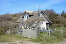 „Lonas Haus“ aus der Fernsehserie „Nord bei Nordwest“, die auf ARD ausgestrahlt wird. Das Haus liegt nicht weit vom Jimi-Hendrix-Gedenkstein bei Fl�gge auf der Westseite der Ostseeinsel Fehmarn entfernt. Bis Folge 11 mimte Henny Reents den weiblichen Dorfsheriff Lona Vogt. Mit Folge 11 schied Darstellerin Henny Reents aus der Reihe aus. Aufnahme: 27. April 2026. 