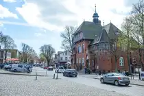 Das Rathaus am Markt in der Kleinstadt Burg auf Fehmarn (Ostholstein). Aufnahme: 27. April 2026.
