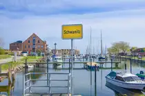 Schwanitz ist eine fiktives Dorf in der ARD-Serie �Nord bei Nordwest�. Viele der Szenen aus �Schwanitz� werden in dem kleinen Hafenort Orth auf der S�dseite der Ostseeinsel Fehmarn gedreht. Am 1. April 2025 machte der Regisseur Hinnerk Sch�nemann von Orth aus einen Aprilscherz. In einem Video und in mehreren Medienberichten lie� er verk�nden, dass Orth ab diesem Datum in Schwanitz umbenannt worden sei – sodass Schwanitz keine fiktives Dorf mehr w�re. Viele, auch Bewohner auf Fehmarn, fielen darauf herein. Heute steht ein falsches Ortsschild mit dem Namen �Schwanitz� im realen Ort Orth. Aufnahme: 27. april 2026.