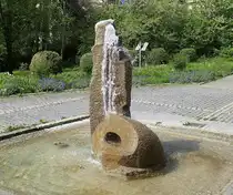 Bad Krozingen im Markgr�flerland, ein Springbrunnen im Kurgebiet, April 2026