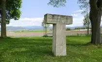 Mengen im Markgr�flerland, au�erhalb des Ortes steht dieses Denkmal, es erinnert an ein Alamannisches Gr�berfeld aus dem 6.-7.Jahrhundert, April 206