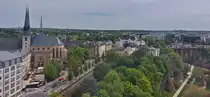 Blick aus dem 70 m hohen LOOK 360� Panoramaturm auf dem  Place de la  Constitution  in der Stadt Luxemburg, auf  einen kleinen Teil der Stadt Luxemburg mit der Kathedrale. 04.2025