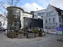 Bielefeld, Geb�ude und Cafe am S�sterplatz (21.03.2026)