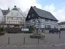 Enger, Widukindbrunnen und Fachwerkh�user am Barmeierplatz (21.03.2026)