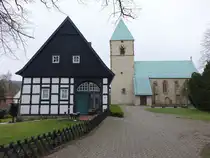 Kirchdornberg, Kirchgemeindehaus und evangelische St. Peter und Paul Kirche, gotische Saalkirche erbaut im 14. Jahrhundert (21.03.2026)