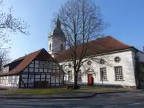 Diepholz, evangelische St. Nicolai Kirche, erbaut von 1802 bis 1806 durch  den Landbaumeister Johann Friedrich Paulsen als klassizistische verputzte Saalkirche (22.03.2026)