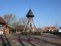 M�sleringen, h�lzerner Glockenturm an der M�sleringer Stra�e (23.03.2026)