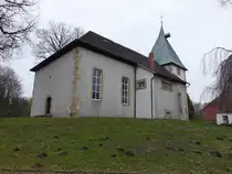 Beckedorf, evangelische St. Godehardi Kirche, Saalkirche mit einem mittelalterlichen Westturm, erbaut 1740 (24.03.2026)