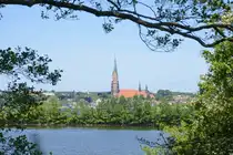 Aussicht auf den Schleswiger Dom vom Weg am Haddebyer Noor s�dlich der Schlei. Aufnahme: 24. Mai 2026.