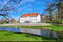 Schloss Rattey von 1806 mit Schlossteich. Das ist Deutschlands n�rdlichster Weinort – der angebaute Wein kann hier auch erworben werden.

🕓 13.4.2025 | 11:40 Uhr