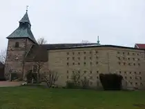 Lindhorst, evangelische St. Dionysius Kirche, romanische Langhaus erbaut 1180, Kirchturm von 1565, moderner Anbau 1967 (24.03.2026)