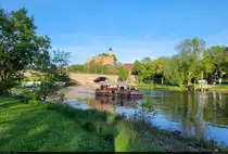 Abends an der Saale in Halle: Unterhalb der Burg Giebichenstein schippert bei mildem Wetter ein Flo� flussabw�rts.

🕓 30.4.2025 | 19:01 Uhr