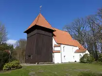 Meinerdingen, evangelische St. Georg Kirche, erbaut ab 1269, erweitert im 14. Jahrhundert, gotische Saalkirche aus verputzten Bruchsteinen (24.03.2026)